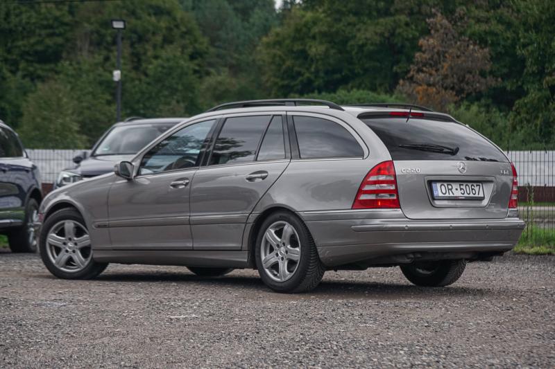 Mercedes - C220 - pic3