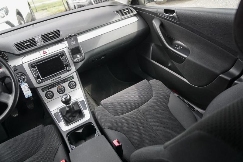 Volkswagen - Passat (B6) - pic9